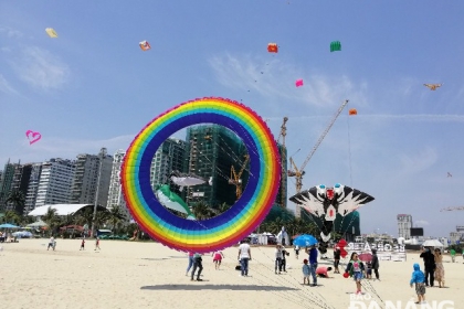 DANANG BEACH IS BRILLIANT WITH ART KITE SHOW